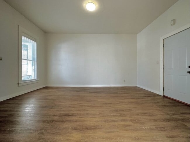 Building Photo - Beautiful 1 Bedroom 1 Bath Lower Duplex-Av...