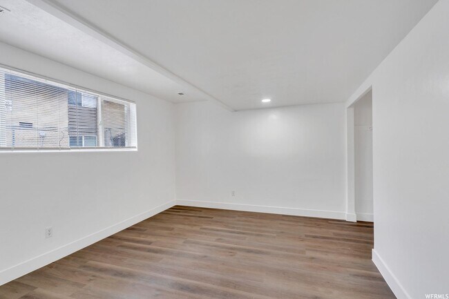 Building Photo - Ground Level 3 Bed 1 bath apartment!