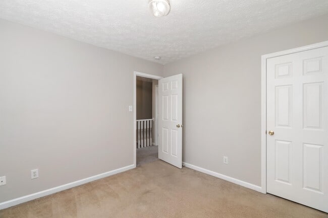 Building Photo - 8295 Oak Terrace Ln