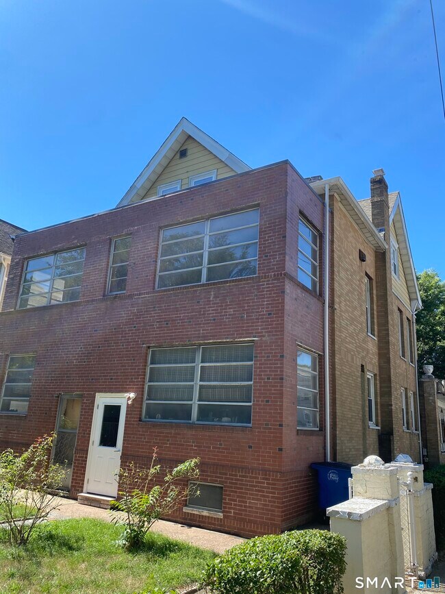Building Photo - 789 Orange St