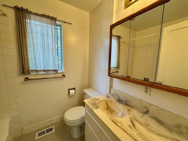 Building Photo - Charming single level home in Parkmead neighborhood