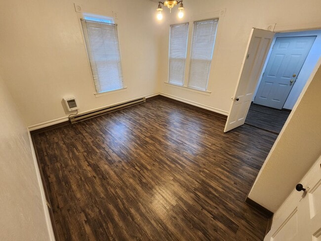 Building Photo - 620 NE Maple St