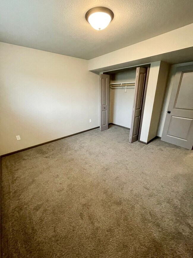 Building Photo - * 3 - 2 - 1 SPECIAL! * NEWER 4 Bedroom, 3 ...