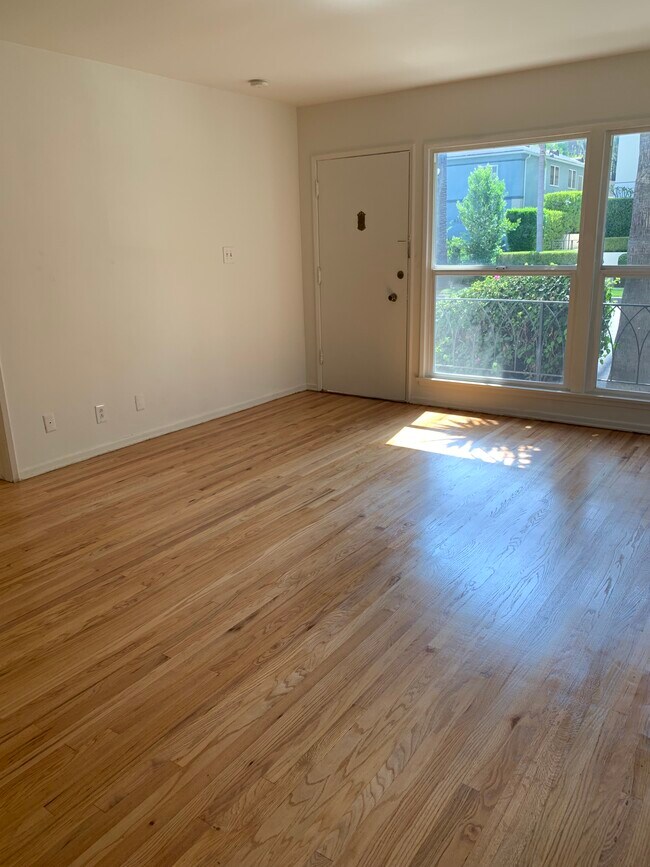 Building Photo - 408 N Doheny Dr