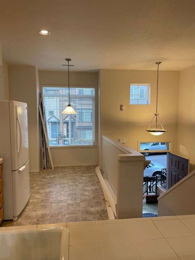 Building Photo - Holiday Move-in Special! 3br/3ba Townhouse near 170th ave MAX station