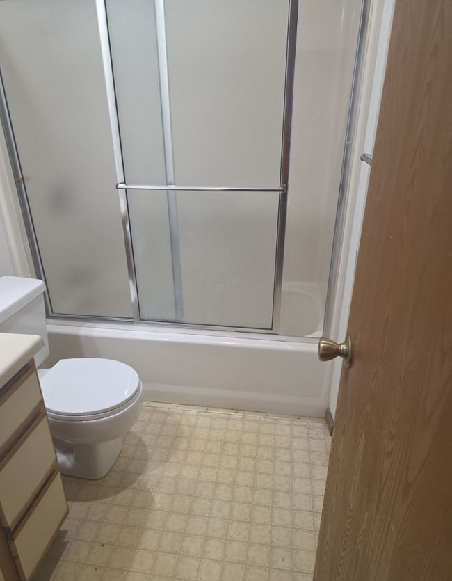 Building Photo - 3 Bed 2.5 Bath 2 Car Garage Split Duplex- Pets ok!