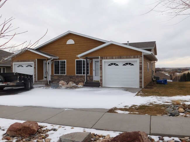 Primary Photo - Charming 3 Bed, 2 Bath Townhome with Singl...