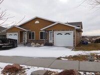 Building Photo - Charming 3 Bed, 2 Bath Townhome with Singl...