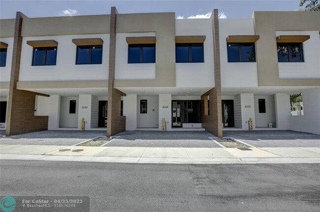 Building Photo - 4141 S oaks Pl