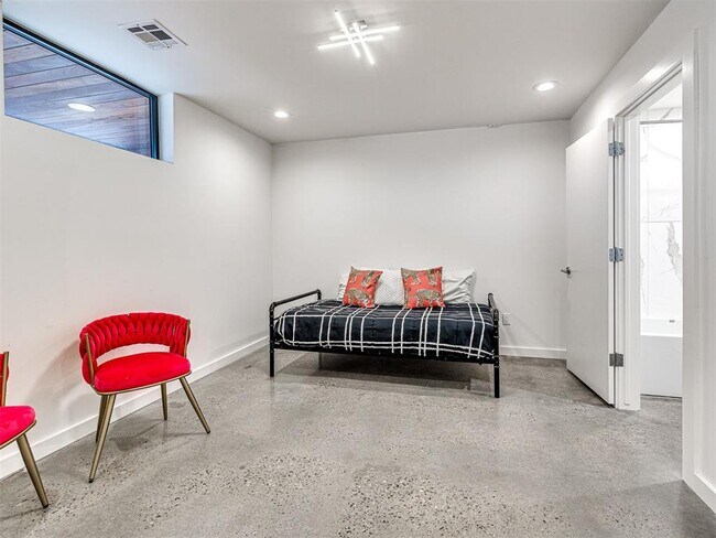 Building Photo - 825 NW 6th St