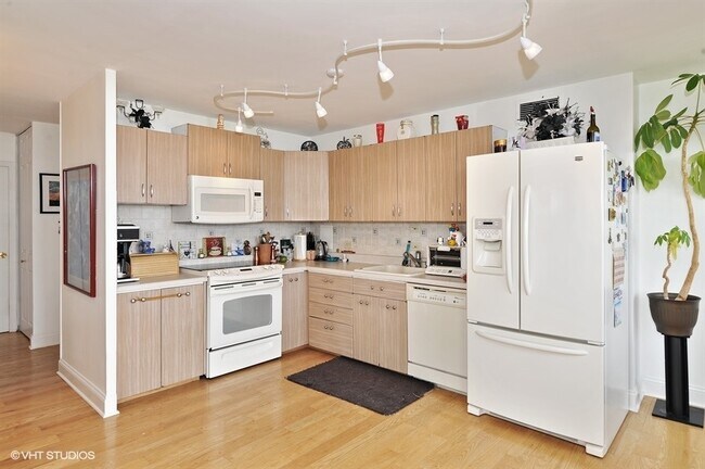 Building Photo - 5701 N Sheridan Rd