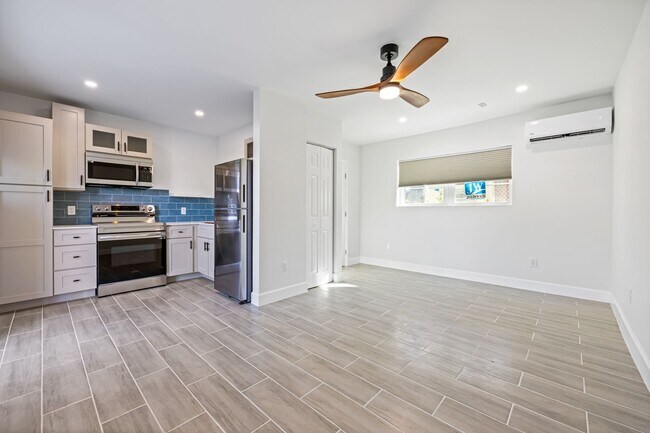 Interior Photo - 3012 Broadway