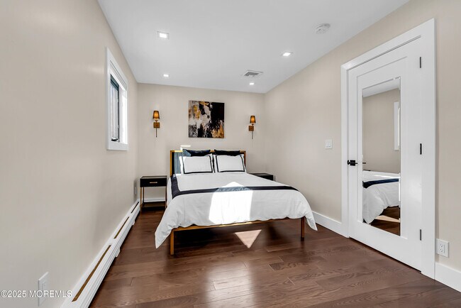 Building Photo - 320 Silver Lagoon Dr