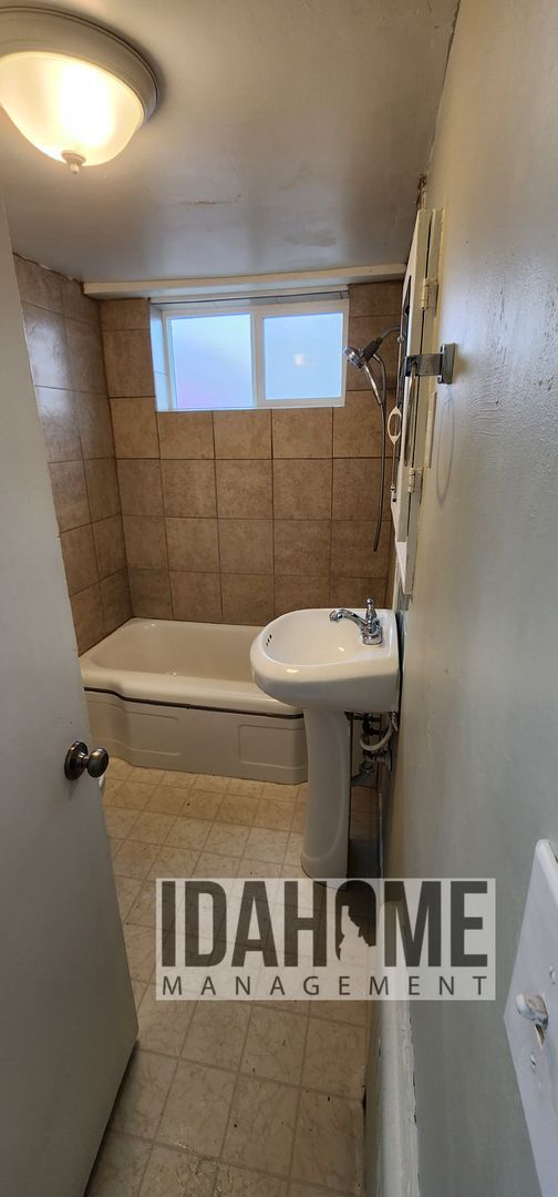 Building Photo - 626-628 W Custer St