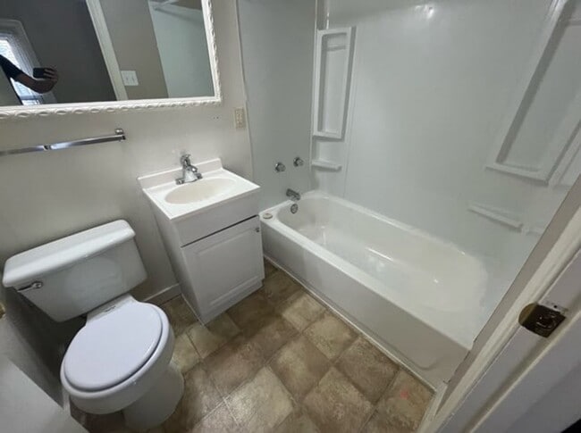 Building Photo - 118 W Creighton Ave