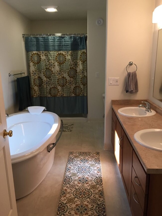 Building Photo - AMAZING 5 bed/3 bath/2 car garage home in ...