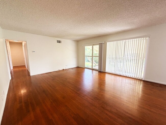 Building Photo - 4 Bdrm/2 Bath Home w/Garage and Yard in Fu...
