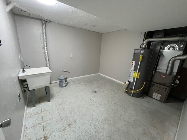 Building Photo - Remodeled Taylorsville 5 Bedroom!