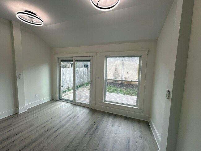 Building Photo - 528 Manor St
