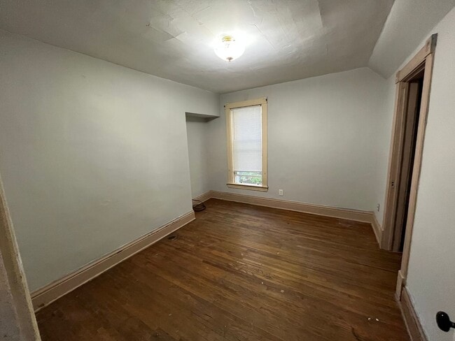 Building Photo - 3 bedroom home available in Rockford