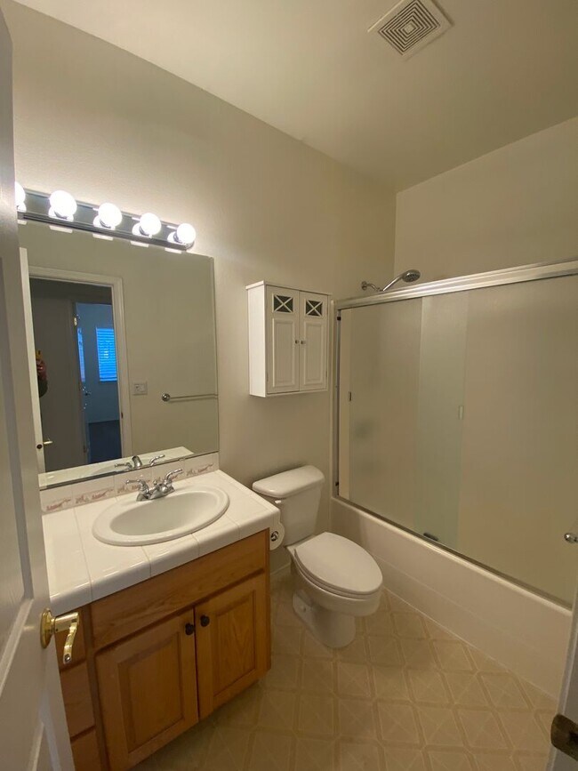 Building Photo - Single Level Charmer, SE Bend Established ...