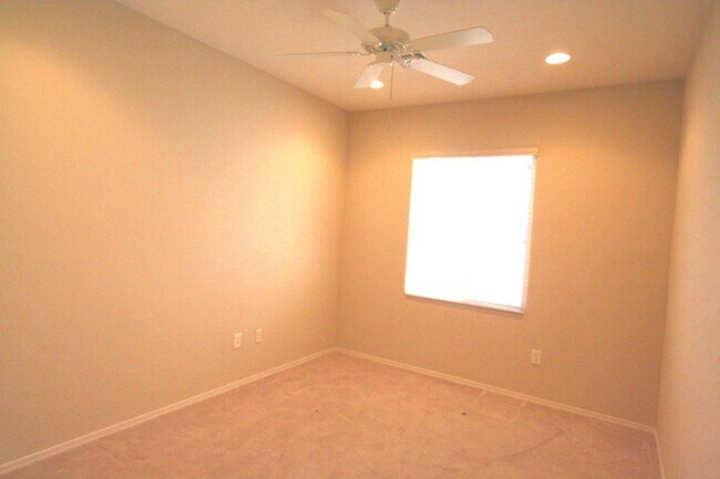 Building Photo - 2 bed w/den, 2 bath, 2 car single story house