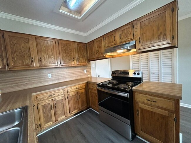 Building Photo - 121 Silverbrook Dr