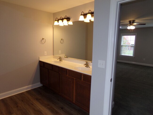 Building Photo - Beautiful Home in Indian Hills