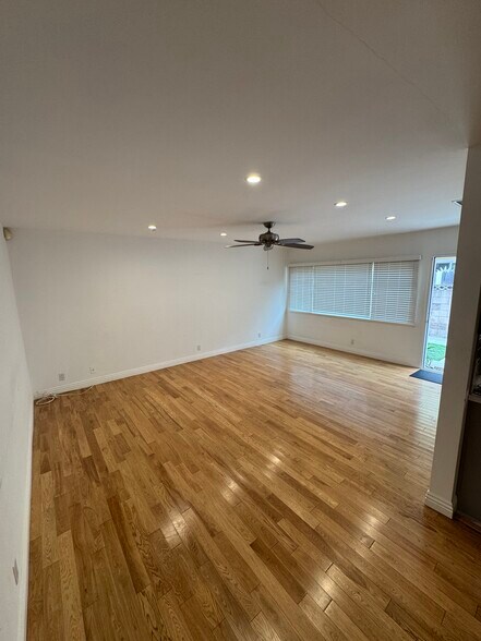 Large Living Room - 1122 Euclid St
