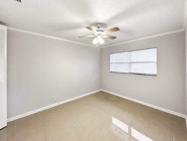 Building Photo - 4808 Cresthaven Blvd