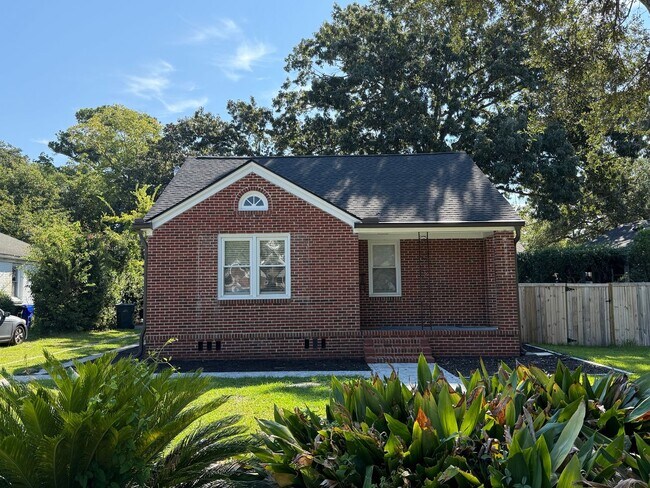Primary Photo - Full Renovated Cottage in Byrnes Downes