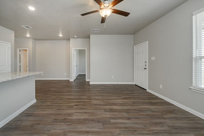 Building Photo - Bright & Cozy Townhome