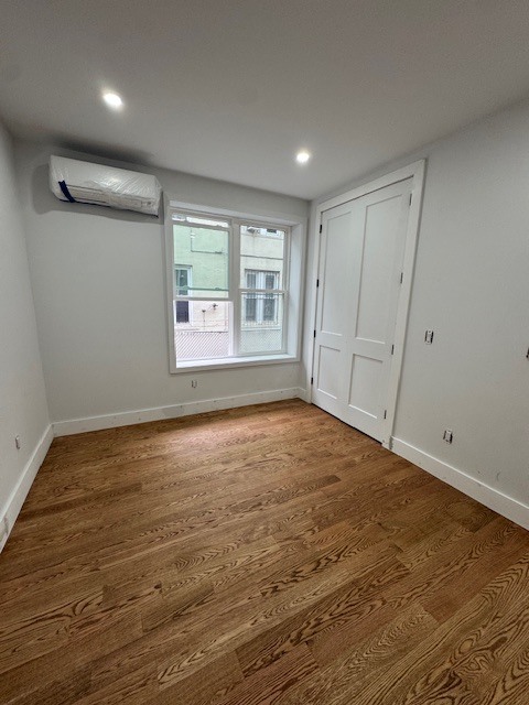 Building Photo - 275 E 55th St