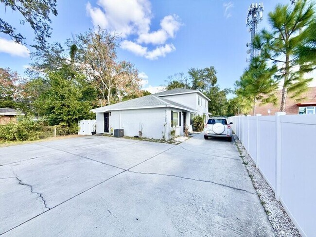 Building Photo - 11705 North Dr