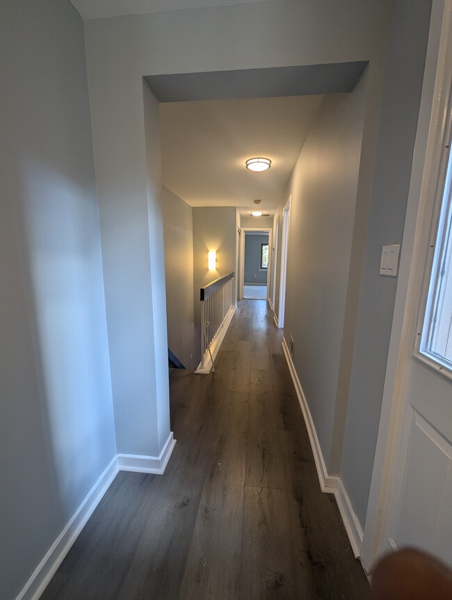 Entry hallway - 3145 Hawthorne Dr NE