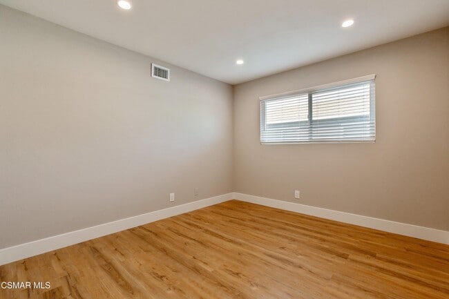 Building Photo - 659 Brossard Dr