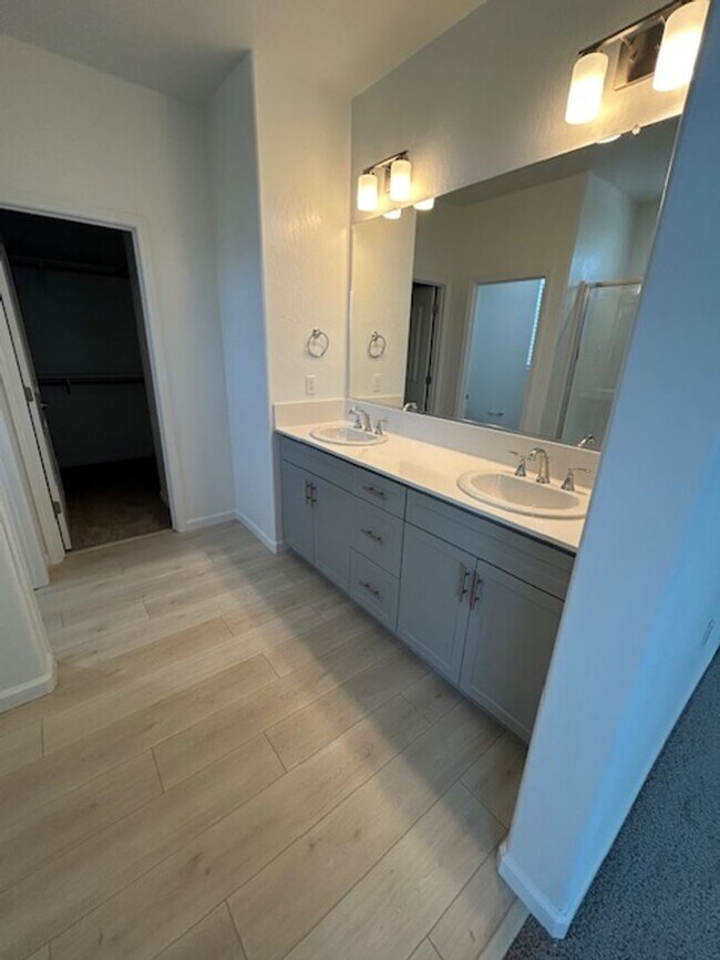 Building Photo - Brand new 4 bedroom 3 bathroom with solar in NW Visalia!!