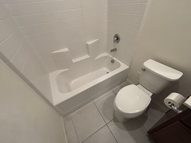 Building Photo - Beautiful 5-Bedroom, 4.5-Bath Home with St...
