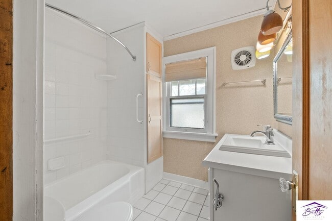 Building Photo - 350 N 41st St