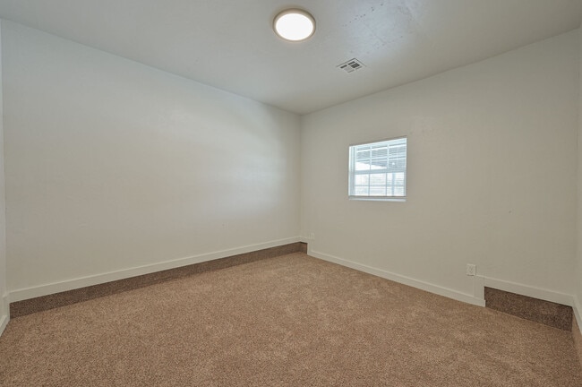 Building Photo - 505 N Norman Ave