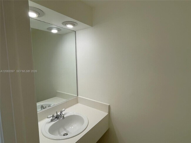 Building Photo - 6904 N Kendall Dr