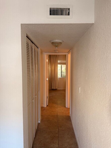 Building Photo - 4613 Bayshore Dr