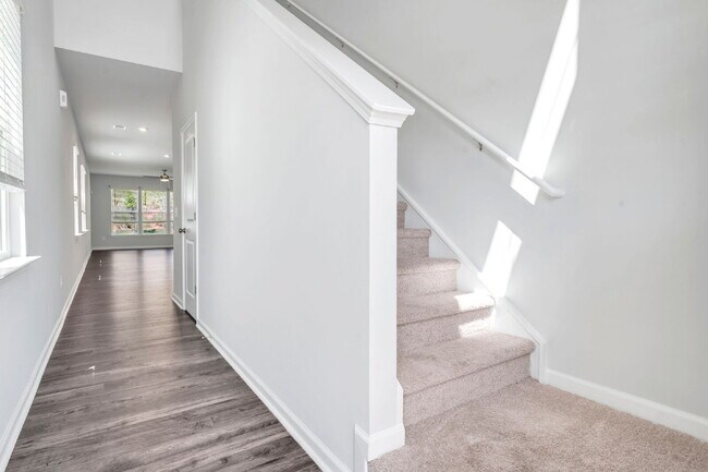 Building Photo - Elegant 4 Bedroom 2.5 Bathroom Home Near Downtown Greenville $2,500/mo rent