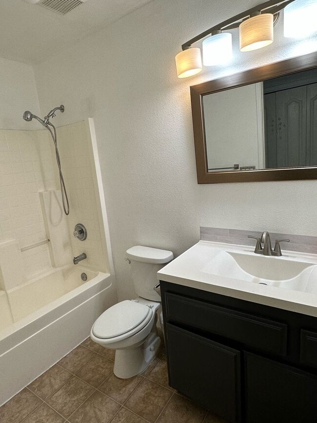 Building Photo - 1724 E Country Ct