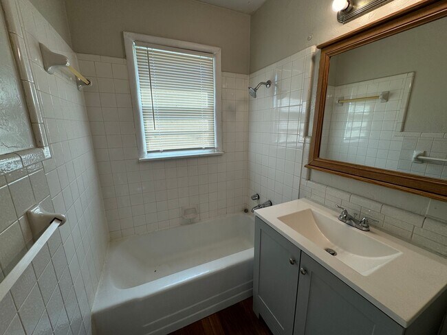 Building Photo - Spacious 3-Bedroom, 1-Bath Home with Garag...