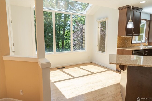 Building Photo - 4B/2.5Ba Bellevue House