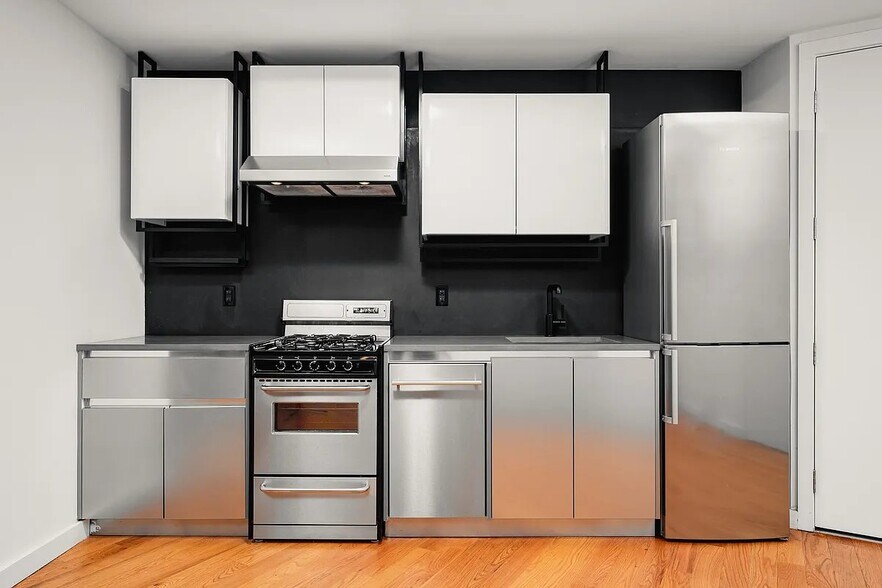 Building Photo - 123 Melrose St