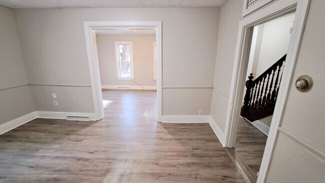 Building Photo - 3 Bed / 1 Bath Single Family Home