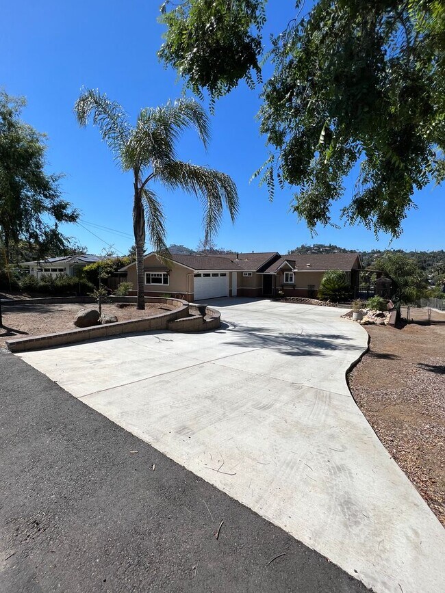 Building Photo - Move in Special!! $750 off 1st Month's Rent!!