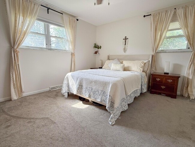 Building Photo - 3084 Sawyer Dr